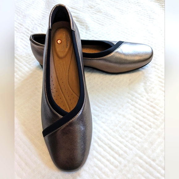 Clarks Un Darcey Ease Flat, Pebble Metal Leather, Women Size 9 M - Picture 2 of 8